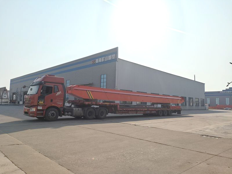 兩臺10噸跨度22.5米的電動單梁起重機，發往湖北黃岡